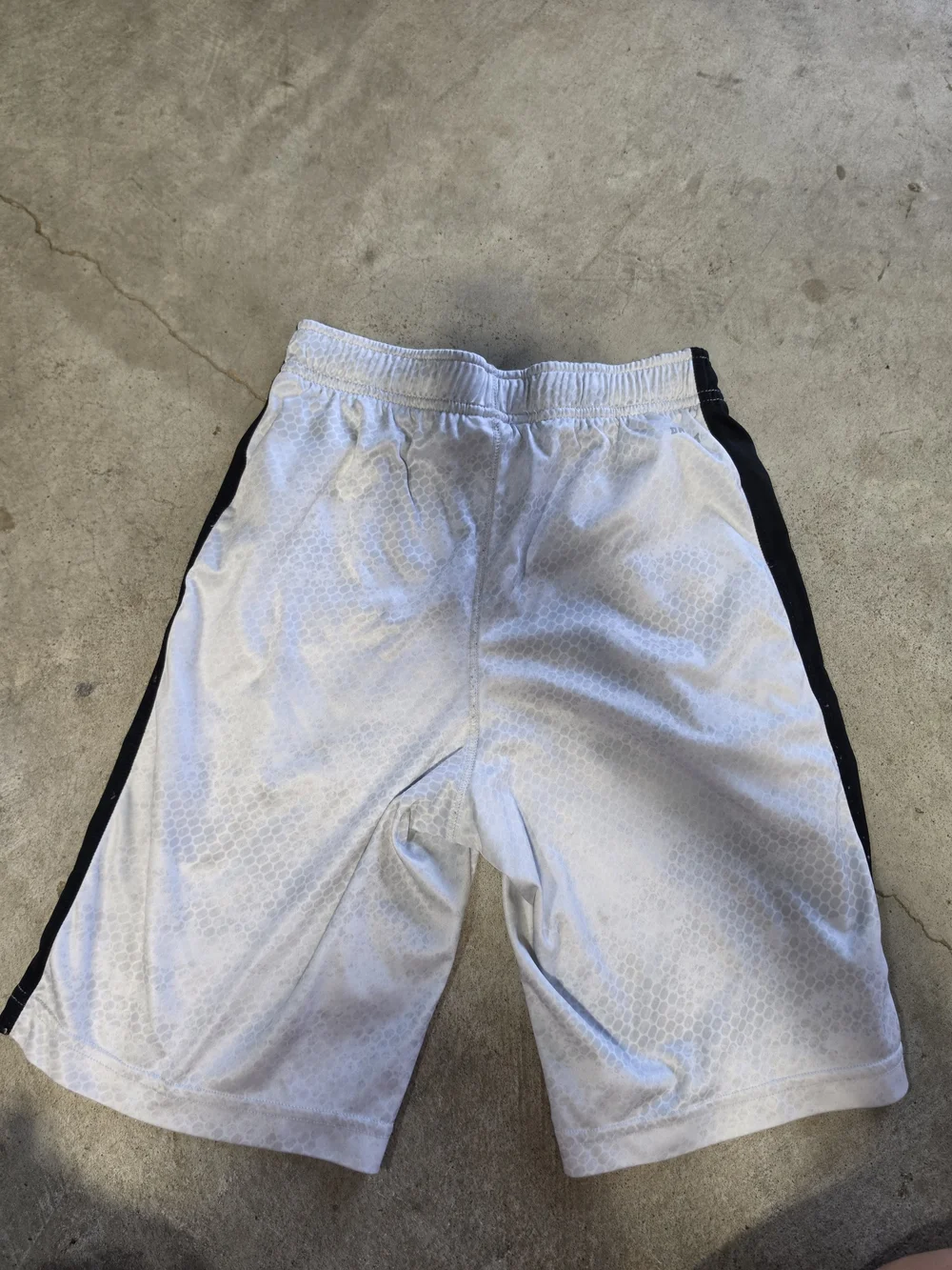 Nike Dri-FIT Boys White Black Basketball Athletic Shorts Size Medium
